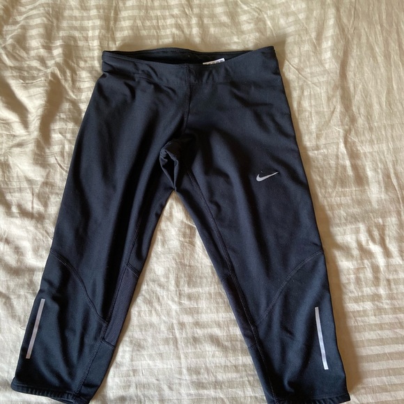 Nike Capri Leggings - Picture 2 of 3